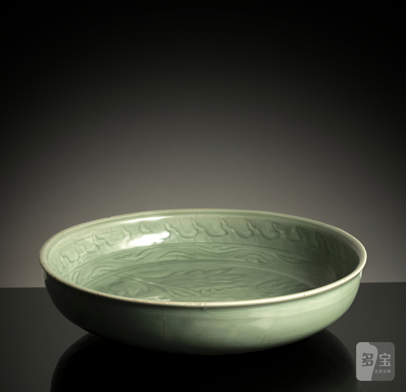 A RARE DEEP CELADON BOWL WITH A SINGLE PEONY BLOSSOM - 图2
